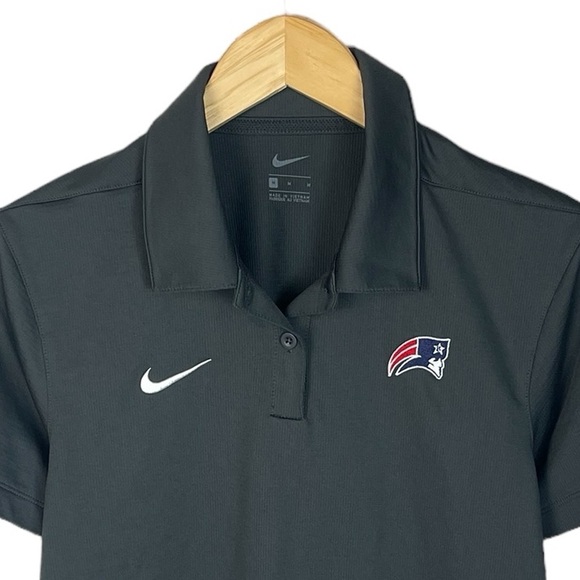 WS717 Women’s Nike Dri Fit New England Patriots Performance Polo Shirt M - Picture 2 of 3